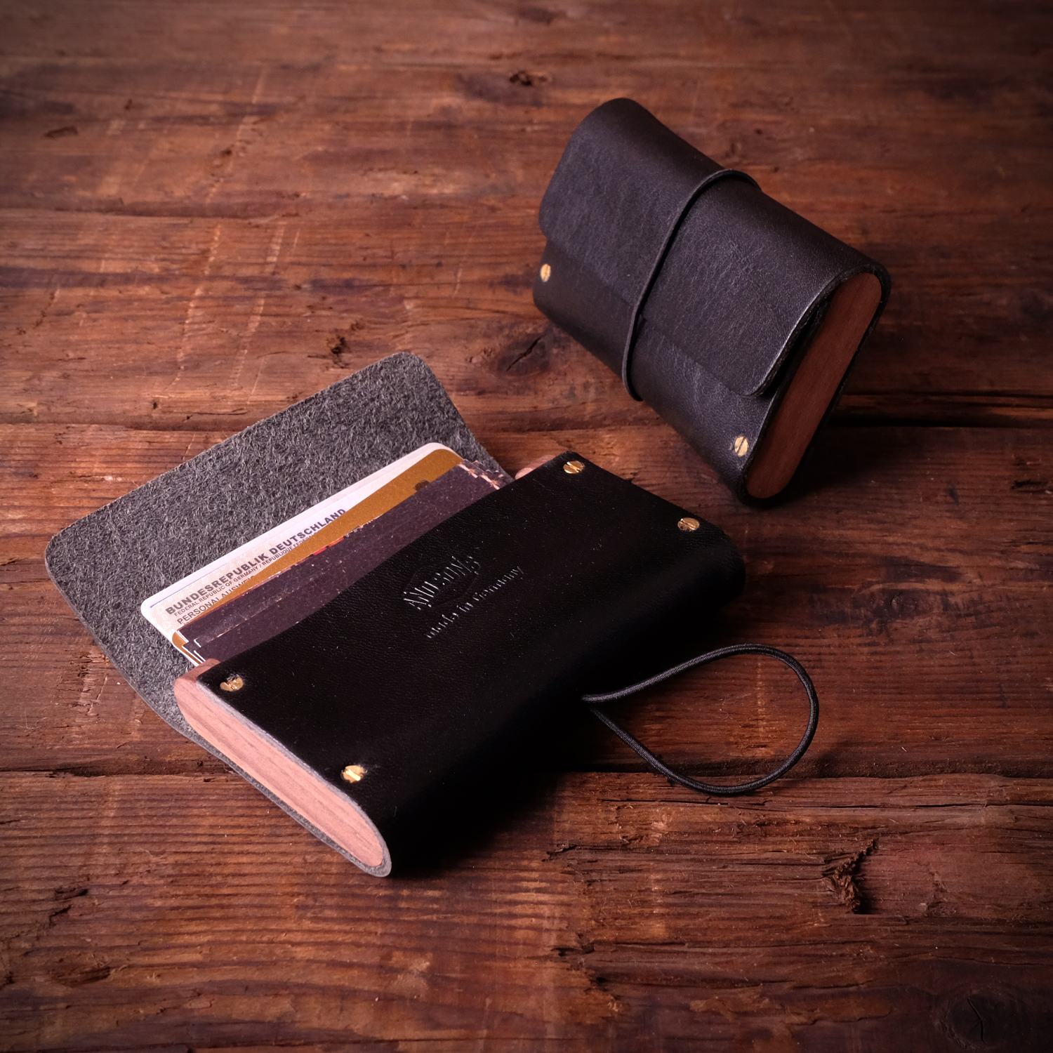 And Sons Cardbox "Woody" mit Echtholzleisten aus pflanzlich gegerbtem