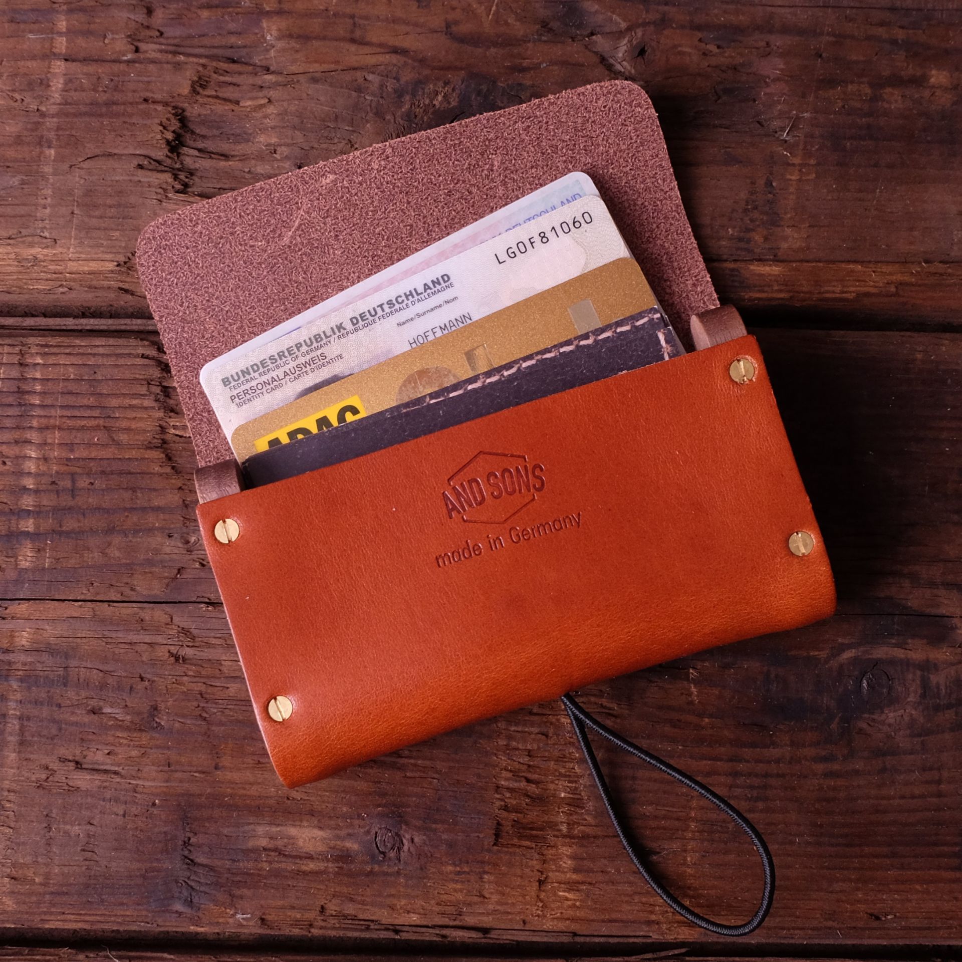 And Sons Cardbox "Woody" mit Echtholzleisten aus pflanzlich gegerbtem