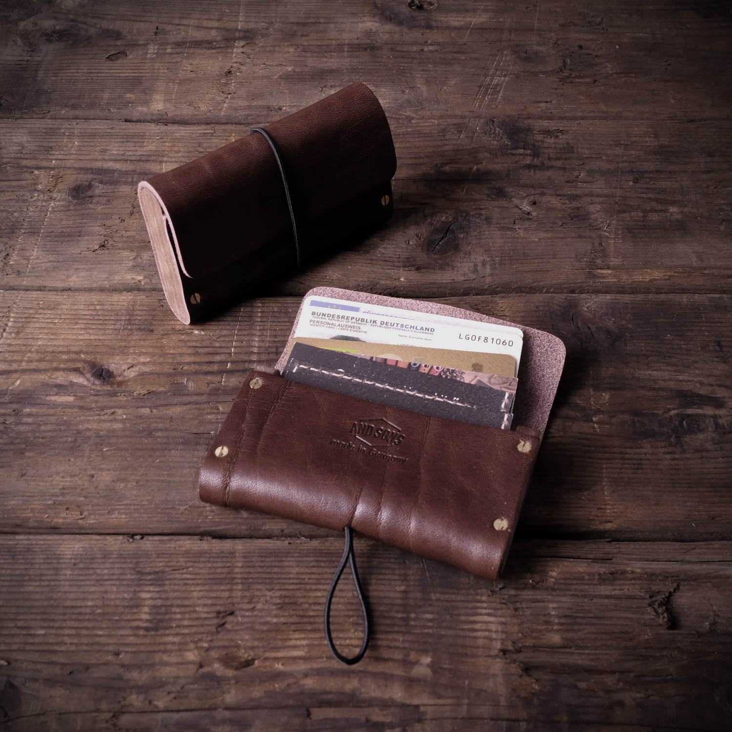 And Sons Cardbox "Woody" mit Echtholzleisten aus pflanzlich gegerbtem